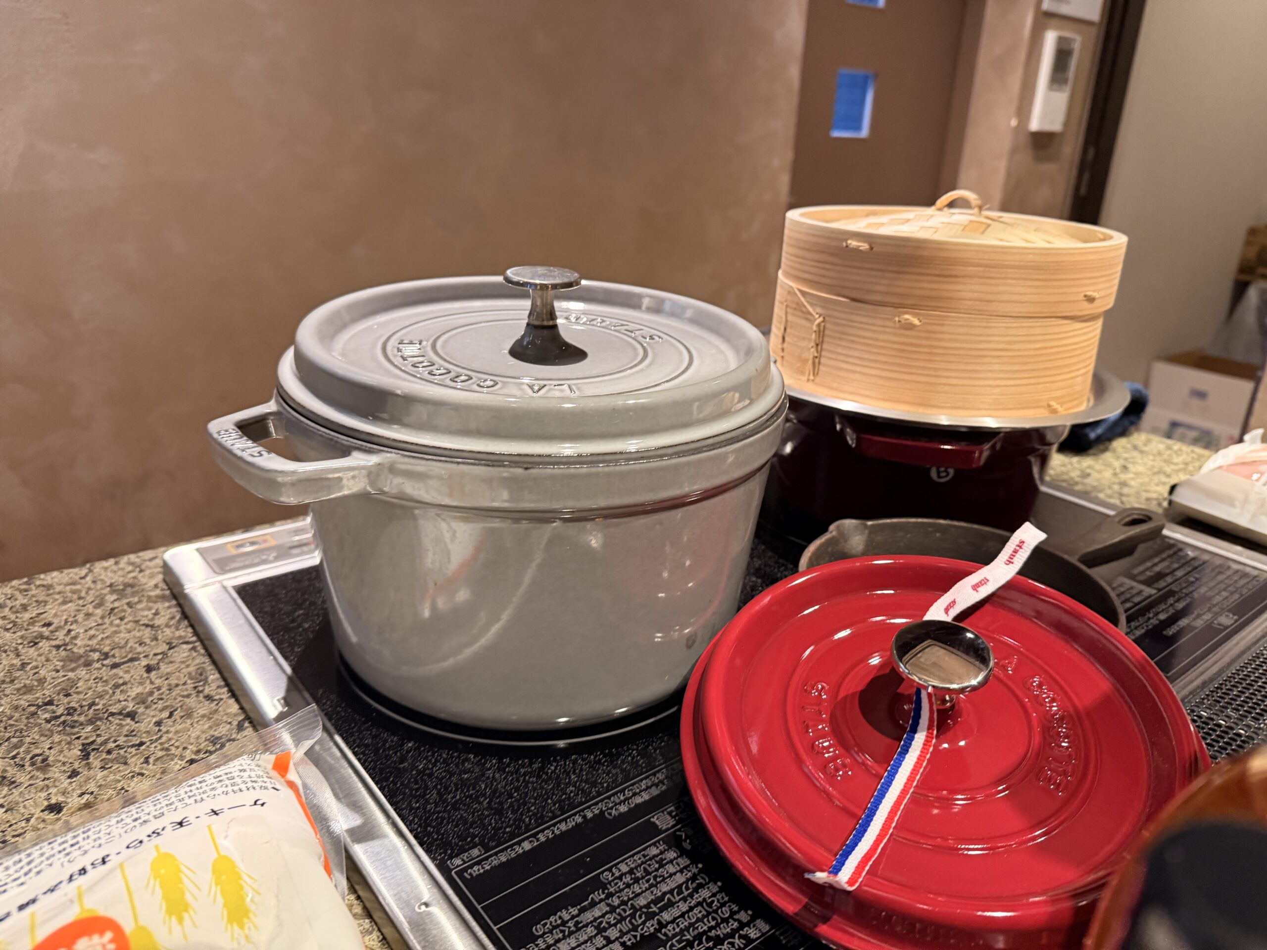 キッチンで実際に使われている鋳物ホーロー鍋